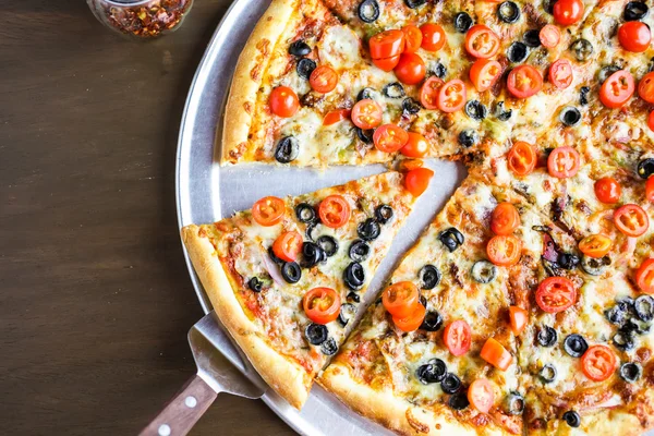 Pizza vegetariana con aceitunas y tomates cherry — Foto de Stock