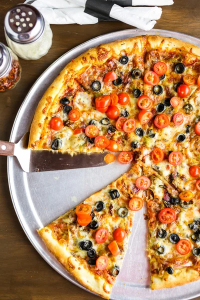 Pizza vegetariana con aceitunas y tomates cherry — Foto de Stock