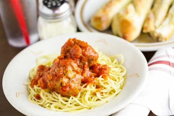 Espaguetis con albóndigas en el plato —  Fotos de Stock