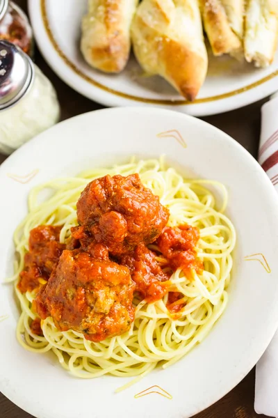 Spaghetti mit Frikadellen auf dem Teller — Stockfoto