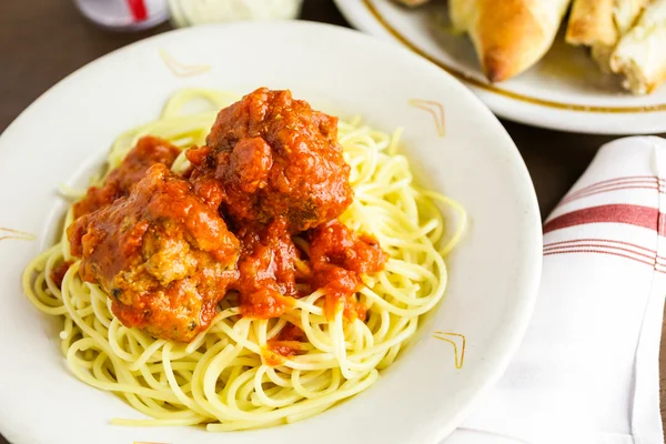 Спагетти с фрикадельками на тарелке — стоковое фото