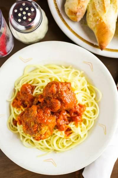 Espaguetis con albóndigas en el plato —  Fotos de Stock