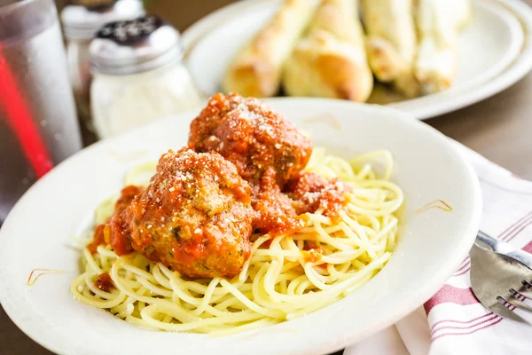 Espaguetis con albóndigas en el plato —  Fotos de Stock