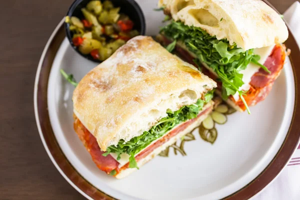 Italiaanse sub sandwich met rucola — Stockfoto