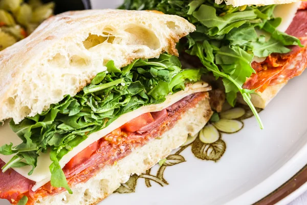 Italiaanse sub sandwich met rucola — Stockfoto