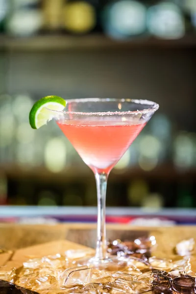 Космополітичний коктейль у барі — стокове фото