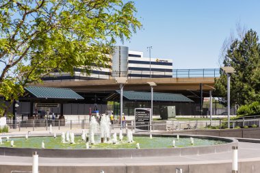 Hafif raylı sistem istasyonu görünümü