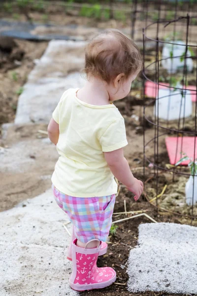 Bébé fille dans jardin urbain — Photo