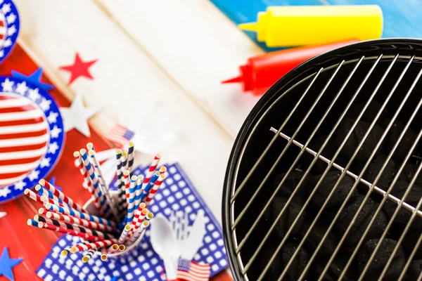 Decorações brancas, azuis e vermelhas para o churrasco de 4 de julho — Fotografia de Stock