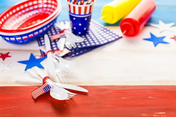 Decorações brancas, azuis e vermelhas para o churrasco de 4 de julho — Fotografia de Stock