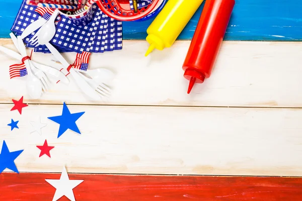 Decoraciones blancas, azules y rojas para la barbacoa del 4 de julio — Foto de Stock