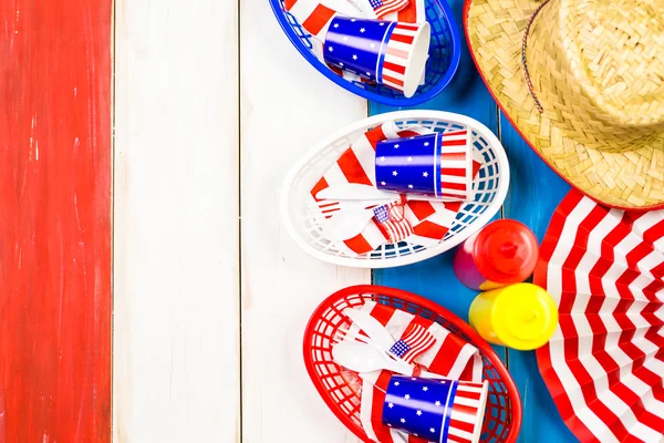 Decoraciones blancas, azules y rojas para la barbacoa del 4 de julio — Foto de Stock