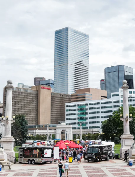 Gathering of gourmet food trucks at Civic Center Park — Stock Photo, Image
