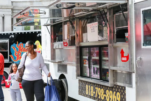 Treffen der Gourmet-Food-Trucks im Bürgerpark — Stockfoto