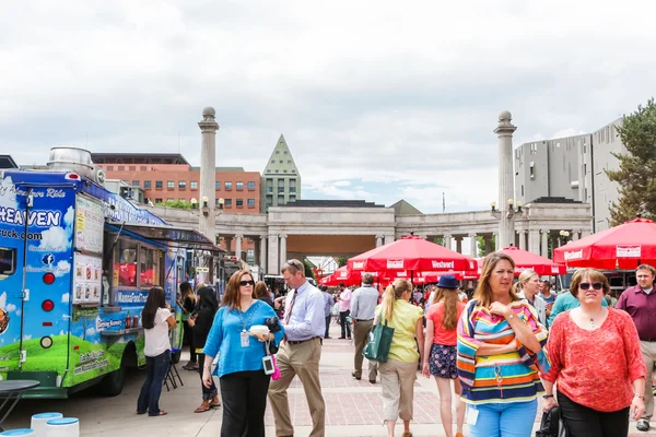 Gathering of gourmet food trucks at Civic Center Park — Stock Photo, Image
