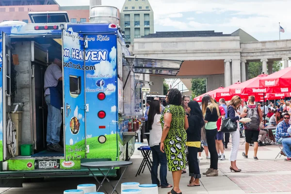 Gathering of gourmet food trucks at Civic Center Park — Stock Photo, Image