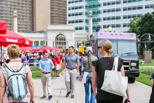 Verzamelen van gourmet food trucks in het Civic Center Park — Stockfoto