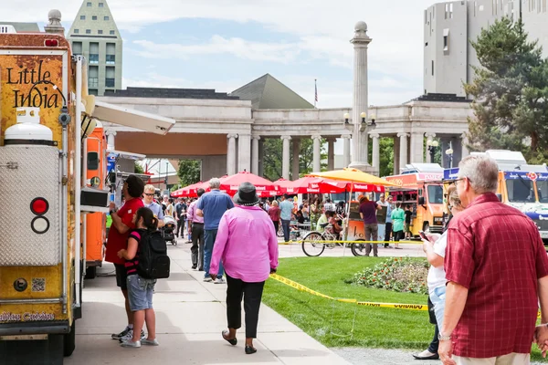 Gathering of gourmet food trucks at Civic Center Park — Stock Photo, Image