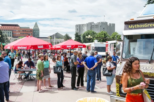 Gathering of gourmet food trucks at Civic Center Park — Stock Photo, Image