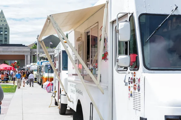 Reunião de caminhões de comida gourmet no Civic Center Park — Fotografia de Stock