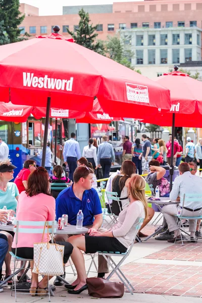 Treffen der Gourmet-Food-Trucks im Bürgerpark — Stockfoto