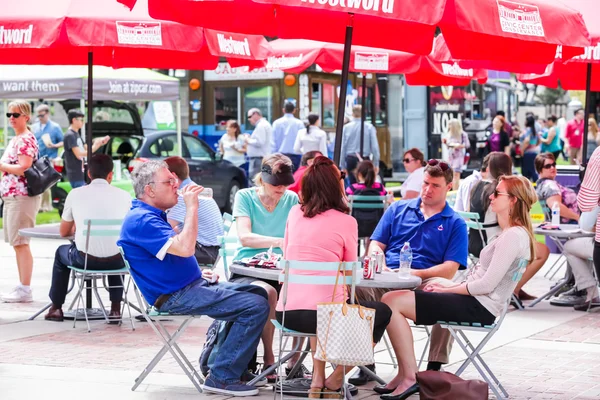 Spotkanie gourmet food trucki w Civic Center Park — Zdjęcie stockowe