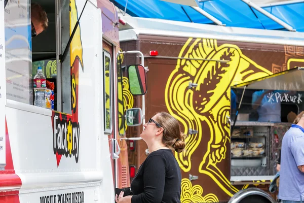 Treffen der Gourmet-Food-Trucks im Bürgerpark — Stockfoto