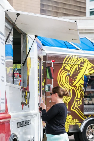 Recolección de camiones de comida gourmet en el Parque del Centro Cívico — Foto de Stock