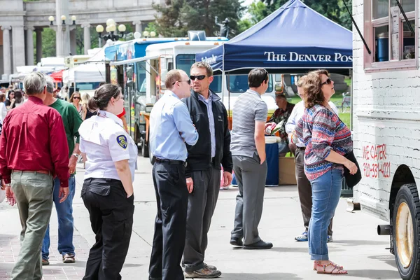 Verzamelen van gourmet food trucks in het Civic Center Park — Stockfoto