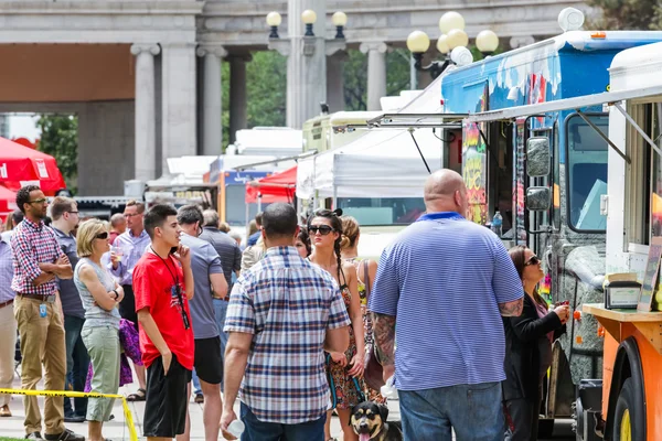 Spotkanie gourmet food trucki w Civic Center Park — Zdjęcie stockowe