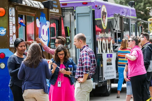 Verzamelen van gourmet food trucks in het Civic Center Park — Stockfoto