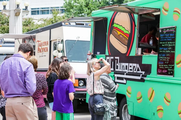 Raduno di food truck gourmet al Civic Center Park — Foto Stock