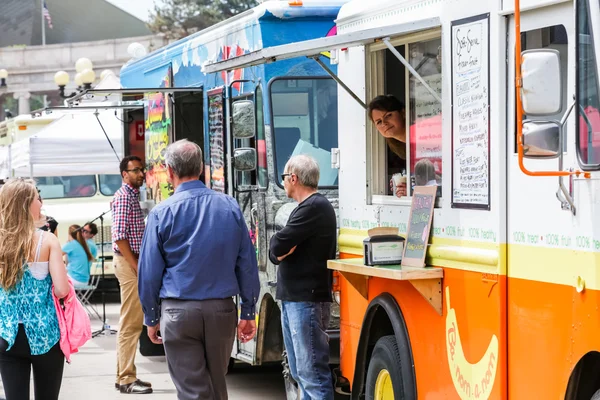 Recolección de camiones de comida gourmet en el Parque del Centro Cívico — Foto de Stock