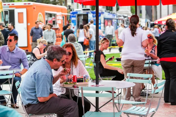 Verzamelen van gourmet food trucks in het Civic Center Park — Stockfoto