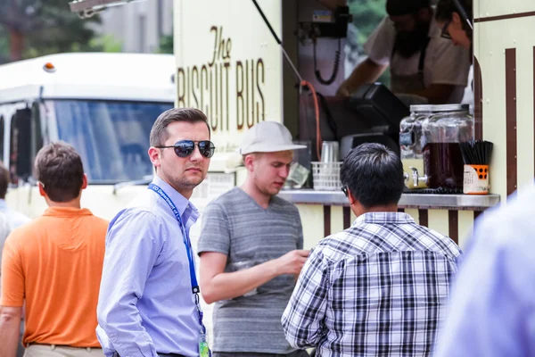 Verzamelen van gourmet food trucks in het Civic Center Park — Stockfoto