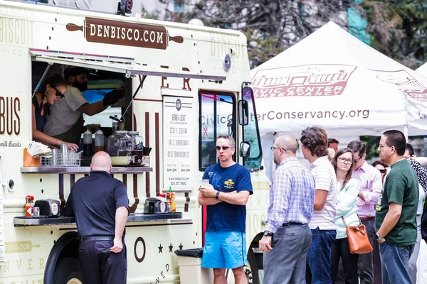 Spotkanie gourmet food trucki i wózki — Zdjęcie stockowe