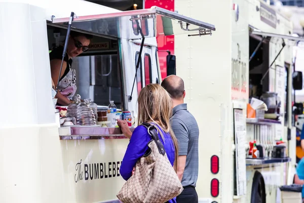 Raduno di food truck e carrelli gourmet — Foto Stock