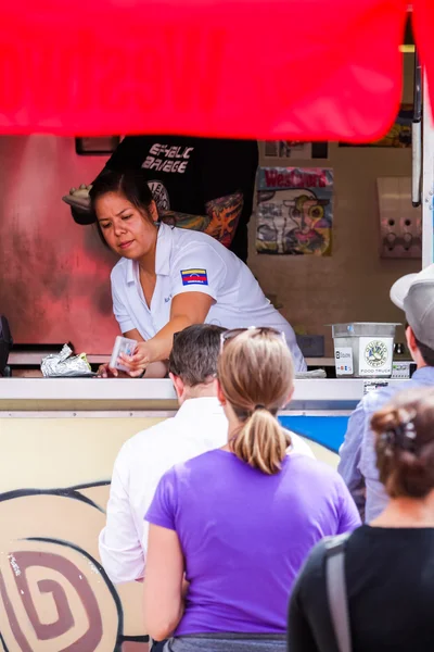 Verzamelen van gourmet food trucks en karren — Stockfoto