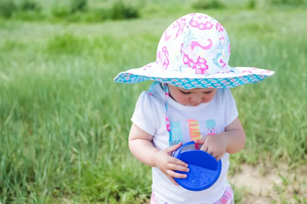 Yürümeye başlayan çocuk kız çiftlikte oynamaktan — Stok fotoğraf