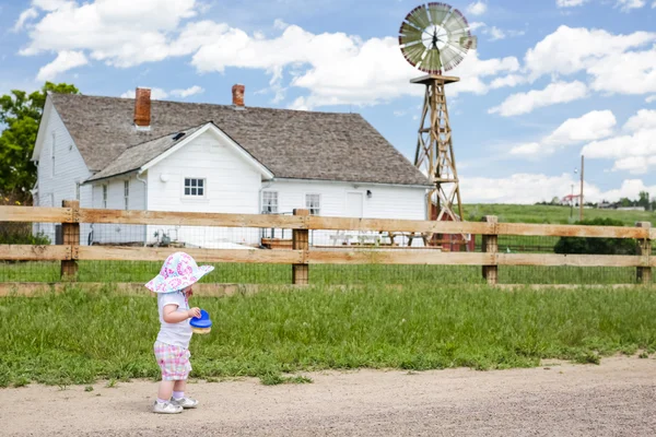 Toddler girl playing on the farm — Stock Photo, Image