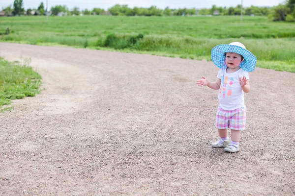 Maluch dziewczyna gra na farmie — Zdjęcie stockowe