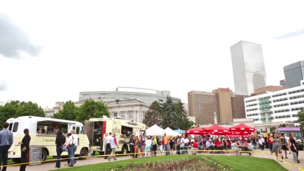 Spotkanie gourmet food trucki w Civic Center Park — Wideo stockowe
