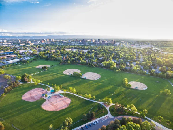 Campos de fútbol y béisbol en Village Greens Park — Foto de Stock