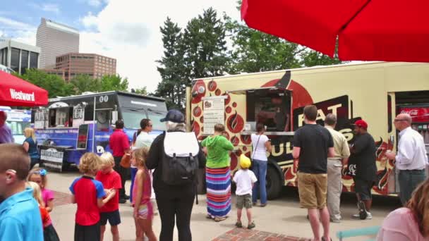 Gurme gıda kamyon Civic Center Park toplama — Stok video
