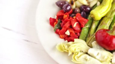 Meze tabağı vejetaryen meze ile