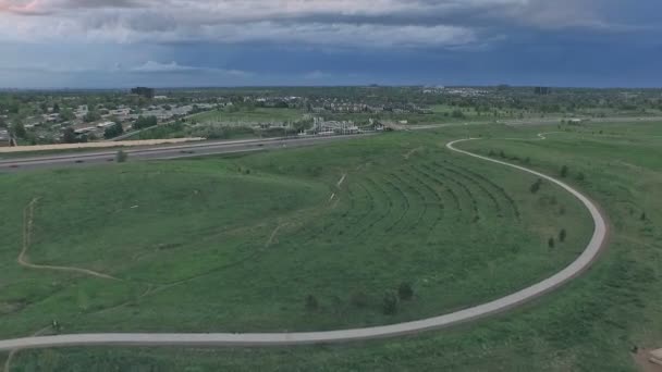 Campos de fútbol y béisbol en Village Greens Park — Vídeo de stock