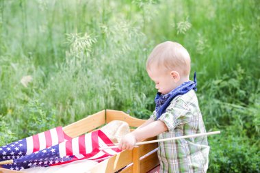 sevimli küçük çocuk parkı