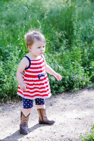 Carina bambina nel parco — Foto Stock