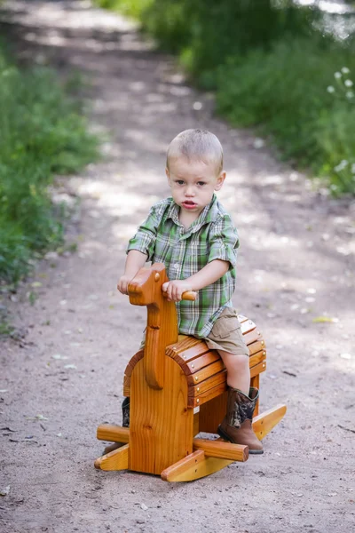 Menino brincando no parque — Fotografia de Stock