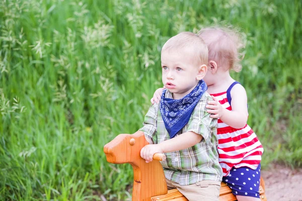 Zwei süße Kleinkinder im Park — Stockfoto
